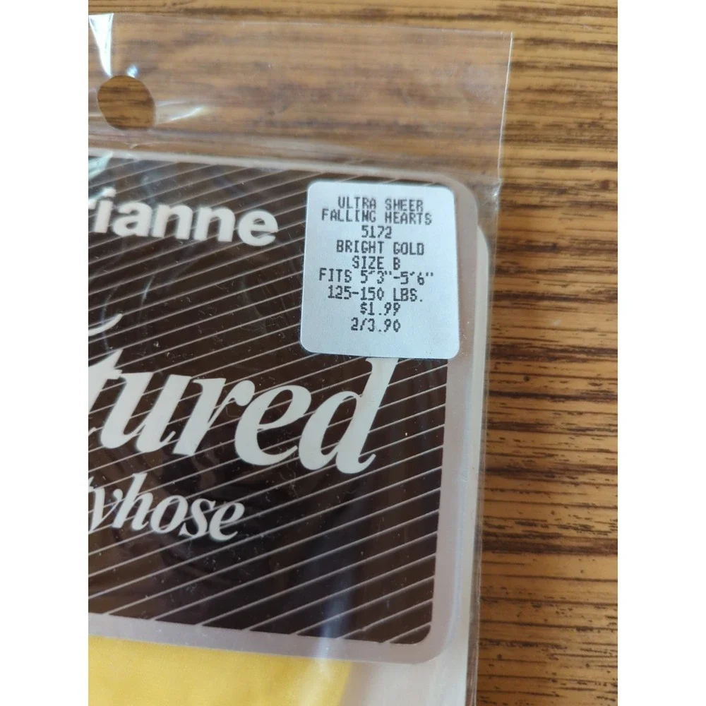 New Vintage Marianne‎ Textured Pantyhose Size B Sheer Falling Hearts Bright Gold